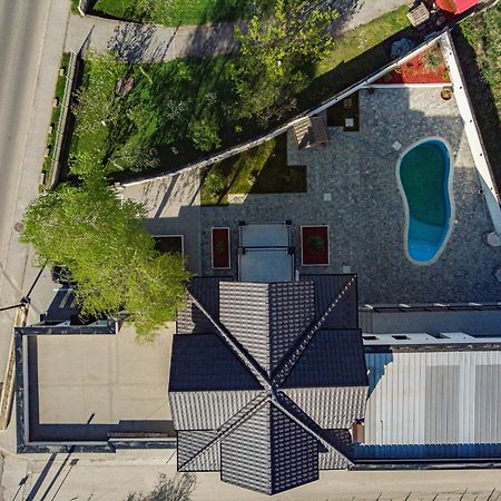 קראלג'בו Hotel Kralj מראה חיצוני תמונה