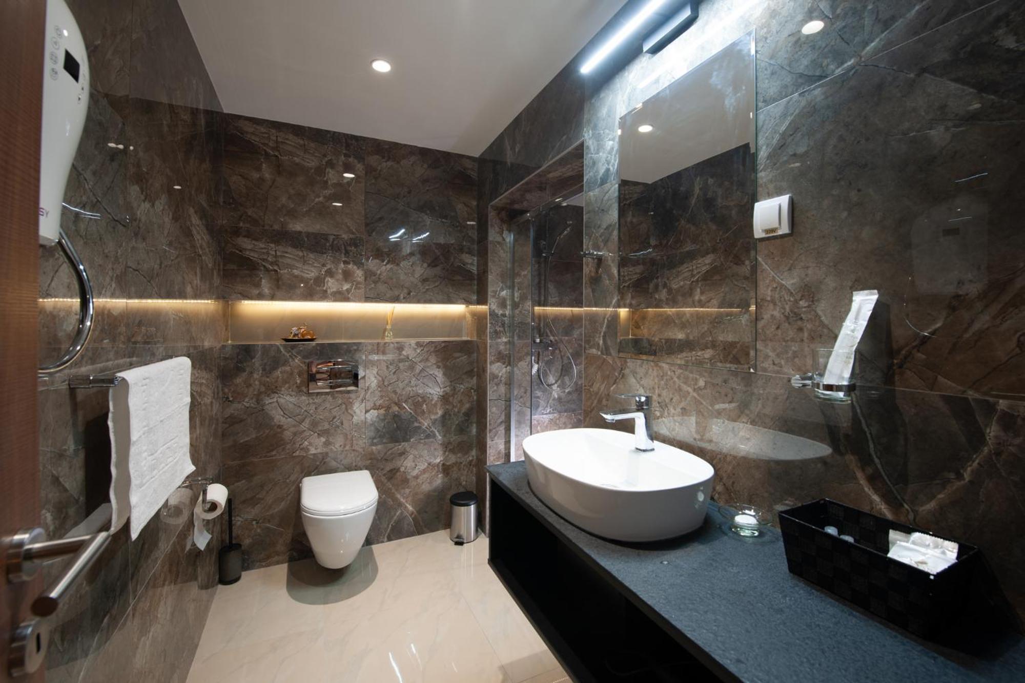 קראלג'בו Hotel Kralj מראה חיצוני תמונה
