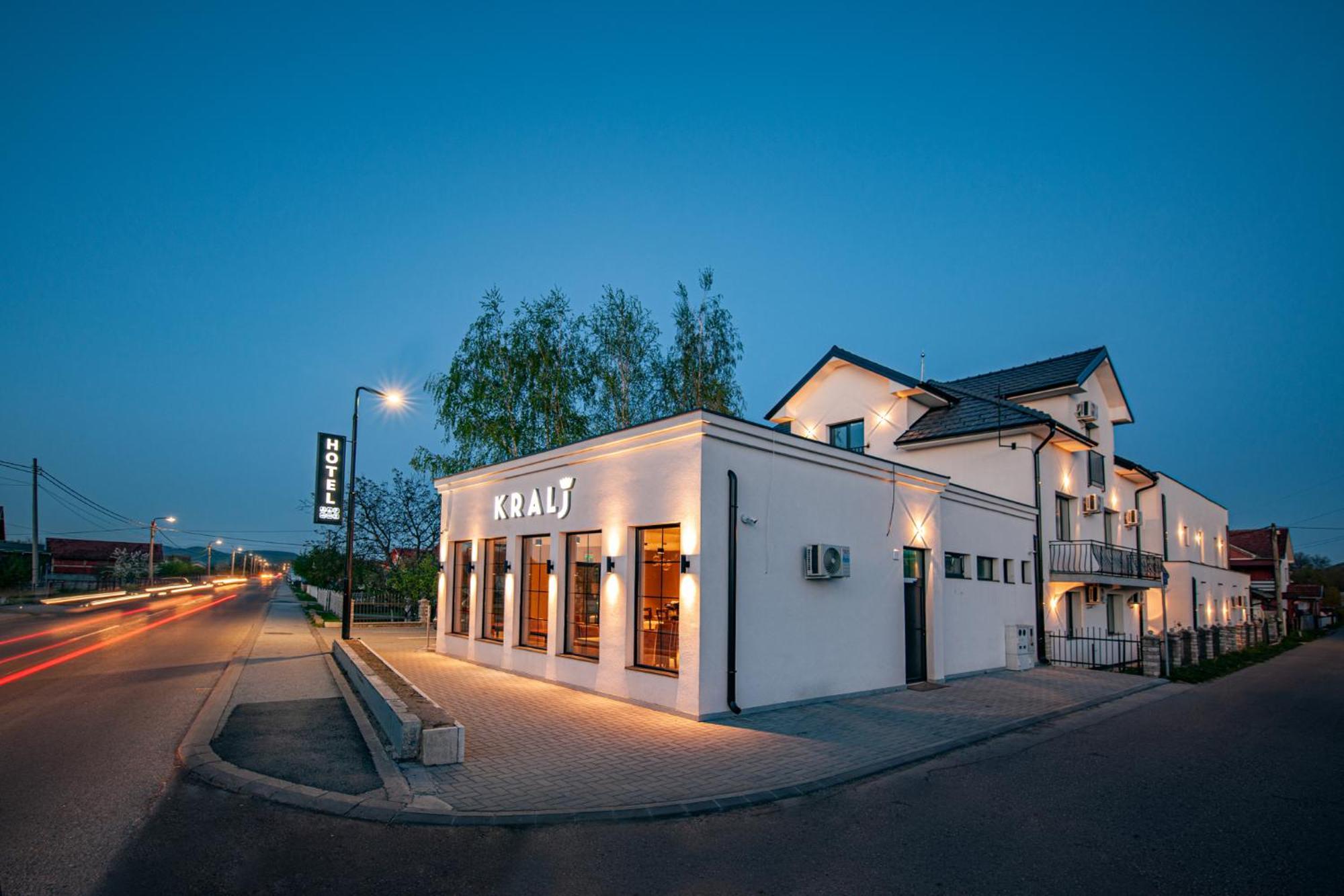 קראלג'בו Hotel Kralj מראה חיצוני תמונה