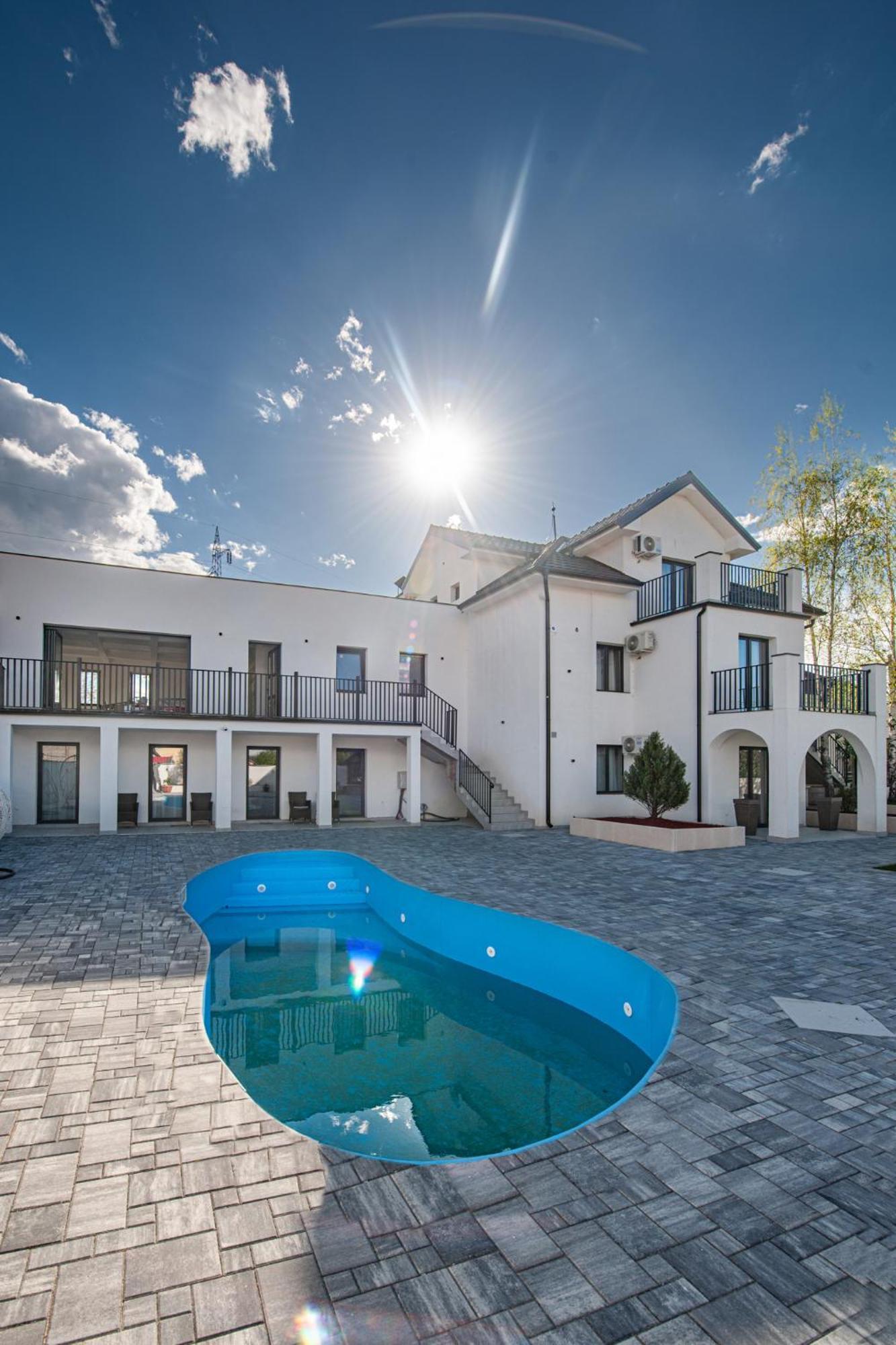 קראלג'בו Hotel Kralj מראה חיצוני תמונה