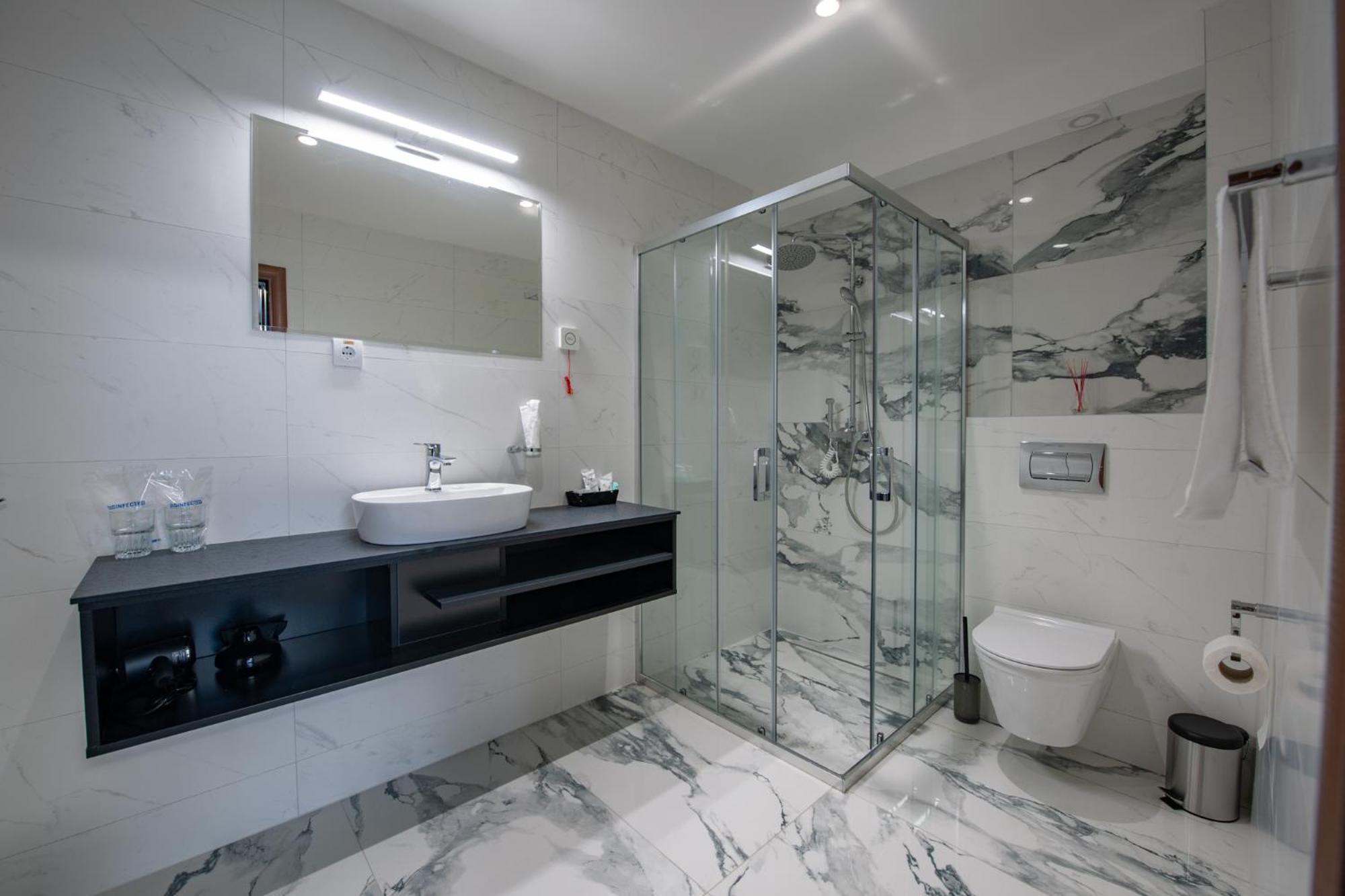 קראלג'בו Hotel Kralj מראה חיצוני תמונה