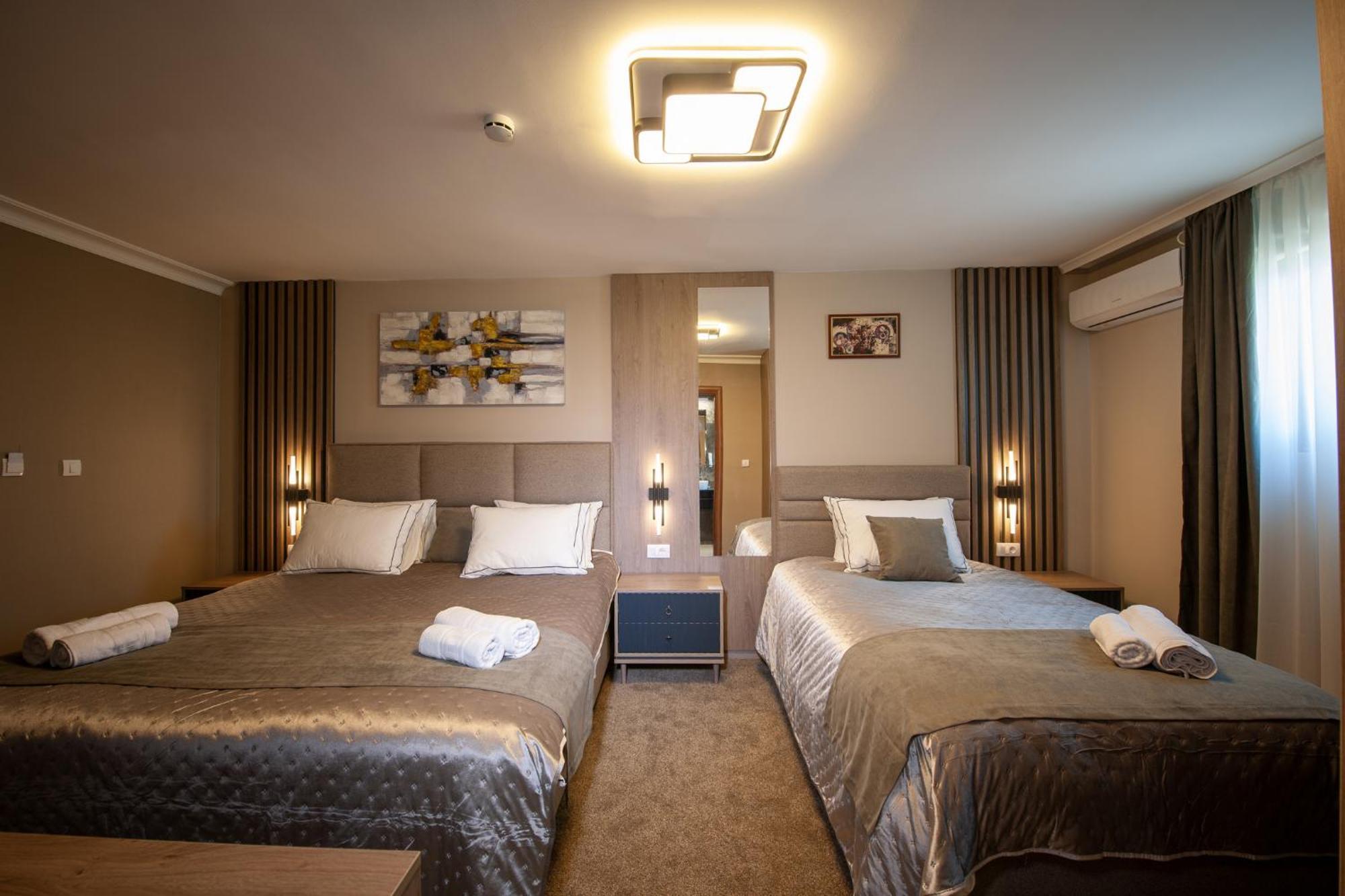 קראלג'בו Hotel Kralj מראה חיצוני תמונה